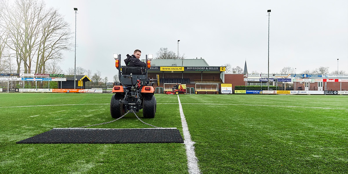 Onderhoud kunstgras voetbalveld